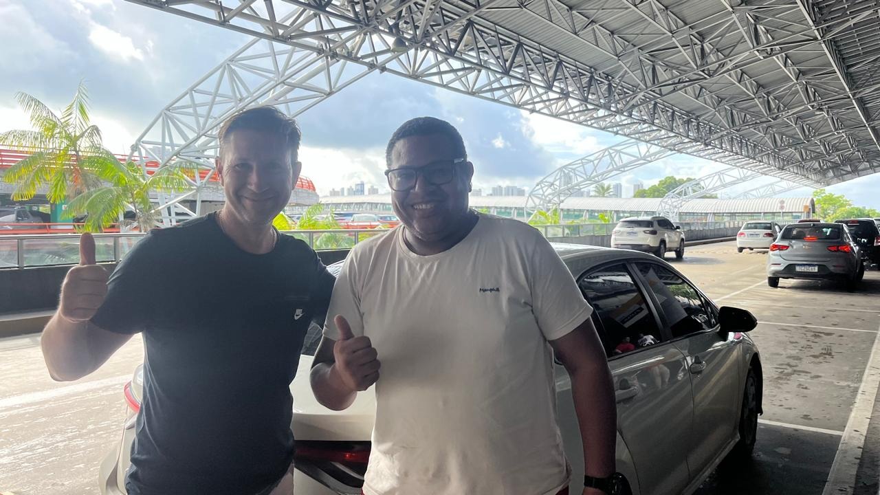 Foto motorista no aeroporto